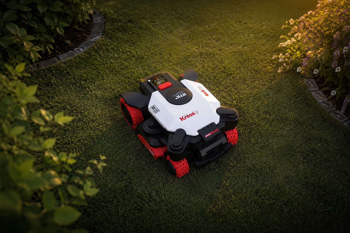 Mähroboter im Garten